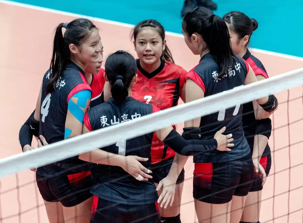 東山直落三輕取中山。