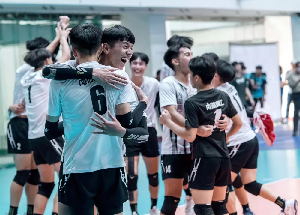 內工晉級後感動相擁。