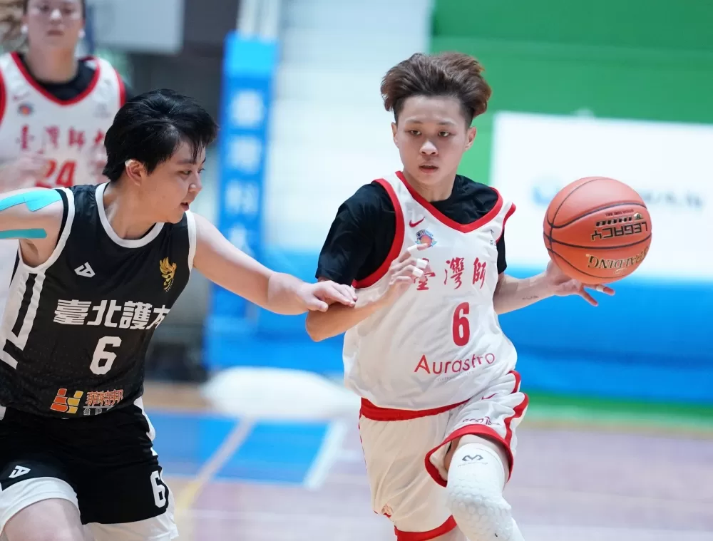 臺師湯書淳（右）全場最高16分。