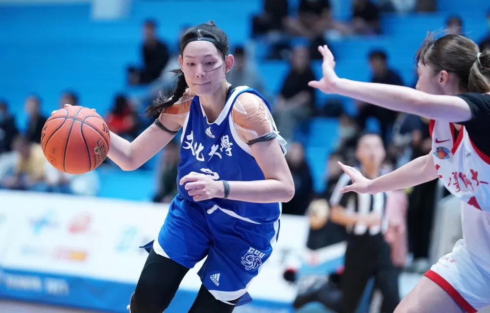 文化郭虹廷11分22籃板6抄截。大專體總提供。下同。