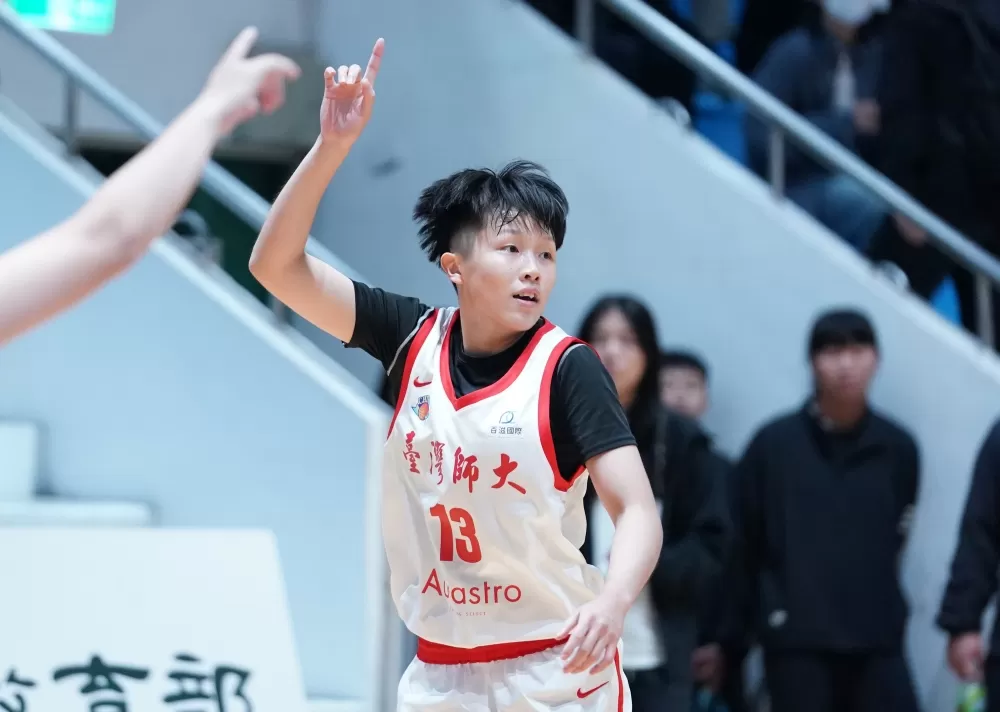 林佳蓉披臺師戰袍對決前東家文化拿13分。