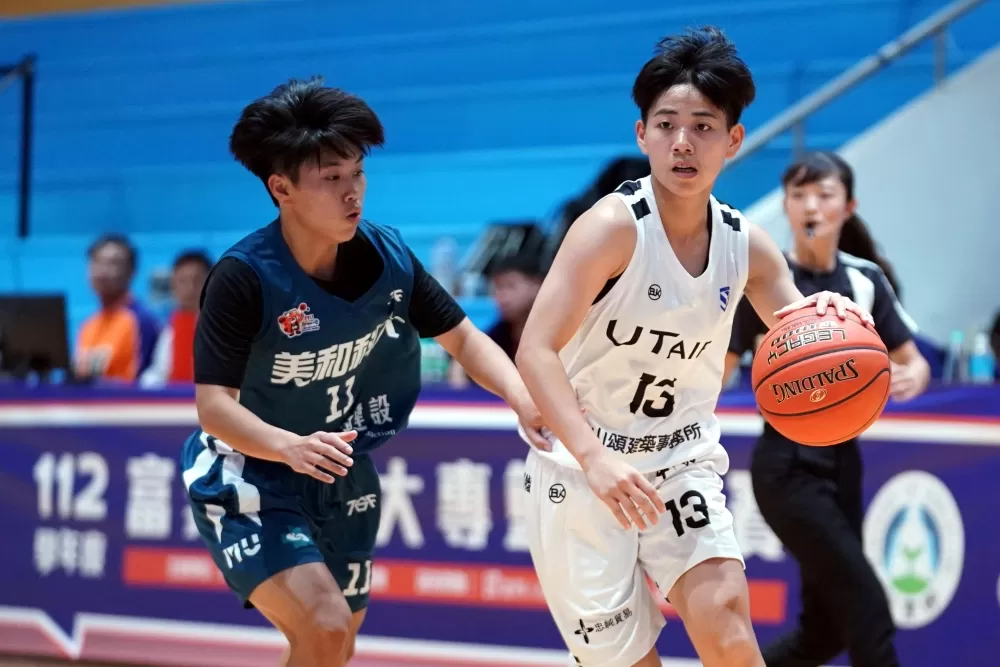 北市大侯子映（右）24分9助攻。