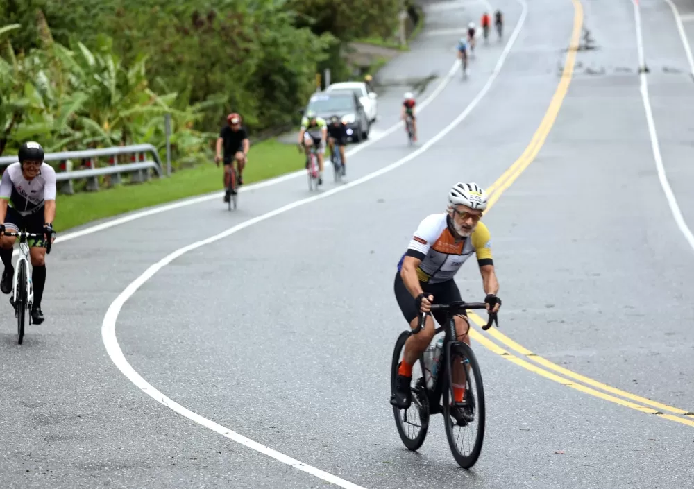 花蓮太平洋盃自行車挑戰賽,法國籍Laurent(前)拿下55歲組亞軍。中華民國自行車騎士協會提供。