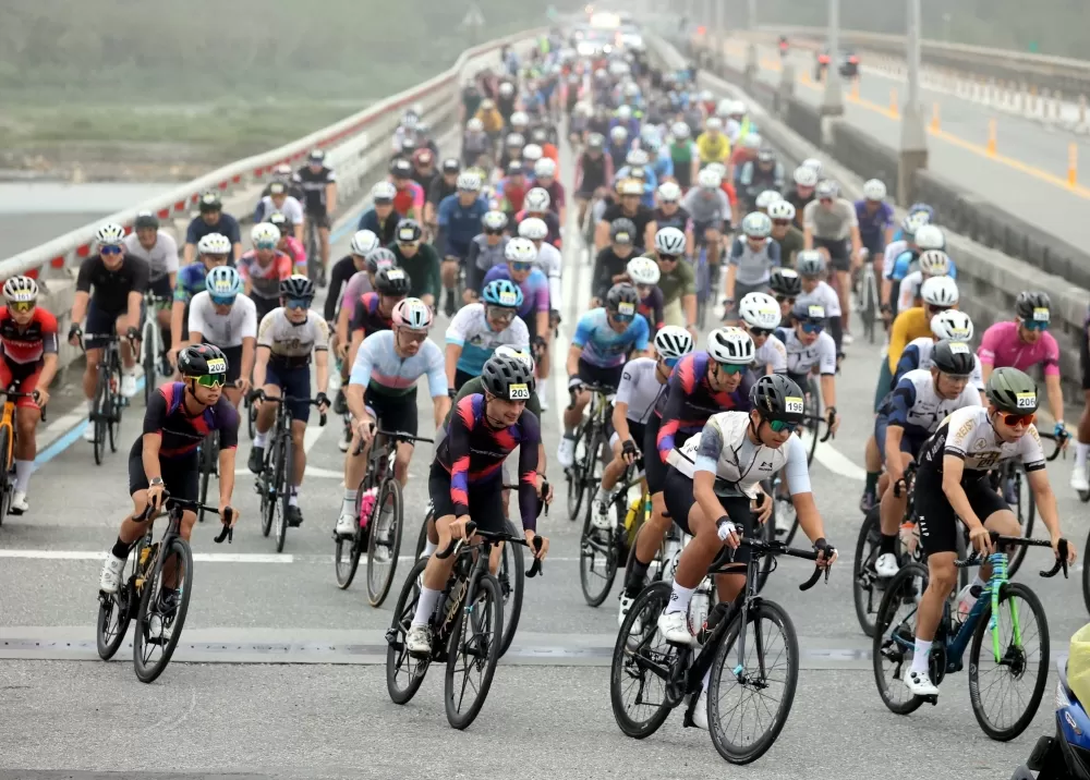 參加花蓮太平洋盃自行車挑戰賽的車手,行經19日將拆除的花蓮大橋南下第一代橋。中華民國自行車騎士協會提供。