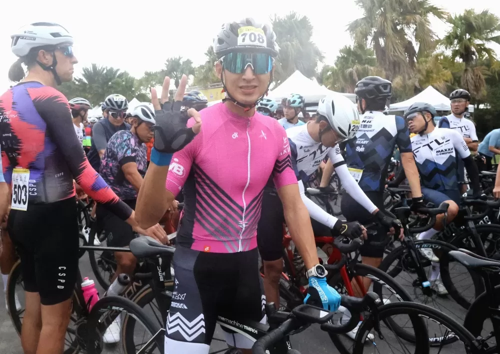 聽障奧運自由車國手莊詠智在花蓮太平洋盃自行車挑戰賽40歲組拿第三。中華民國自行車騎士協會提供。