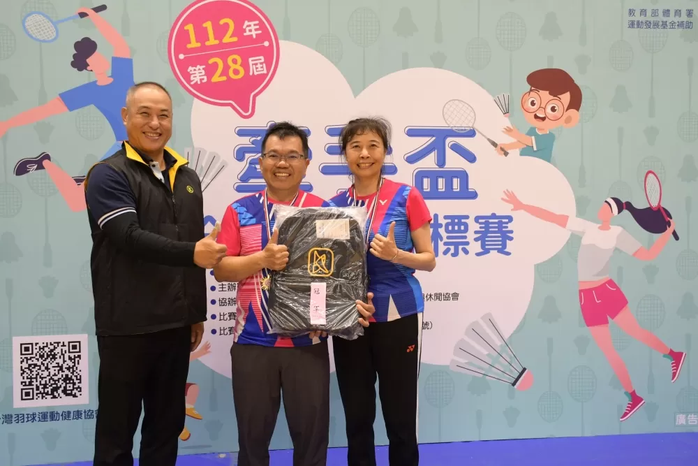 夫婦組60歲及65歲以上組別由林明洋（中）與易真足（右）榮獲冠軍（大會提供）。