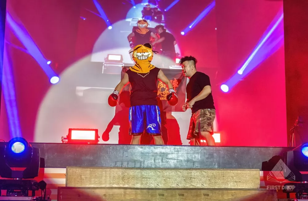 主賽拳擊鍾呼吸- 鍾佳堯以一身蒙面加菲貓出場，為現場帶來許多樂趣（大會提供）。