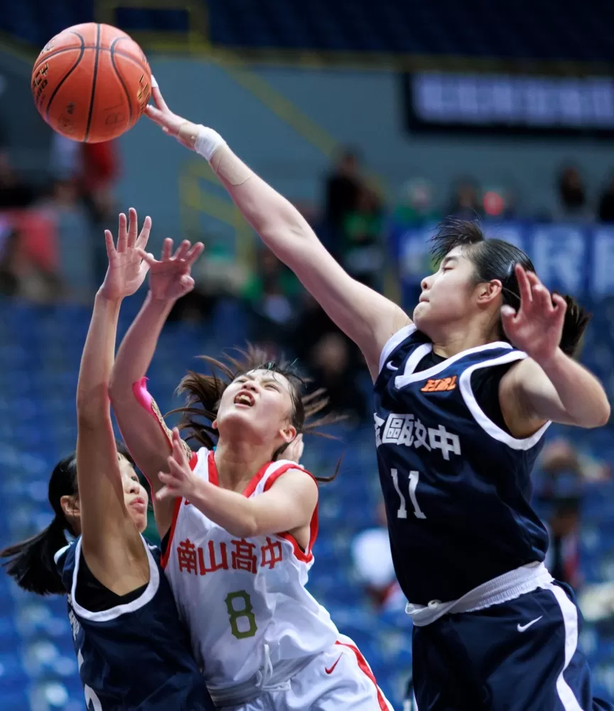 金甌女中高二射手林宇涵（右）轟進HBL兩年來個人最高37分。