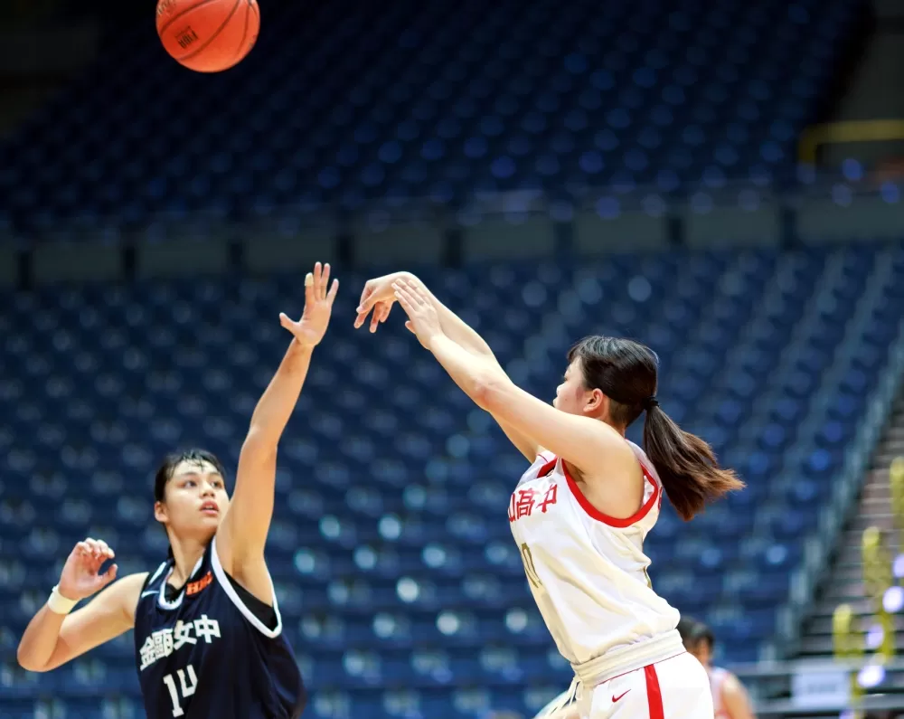 南山米都愛巴高揚贊助16分7籃板。