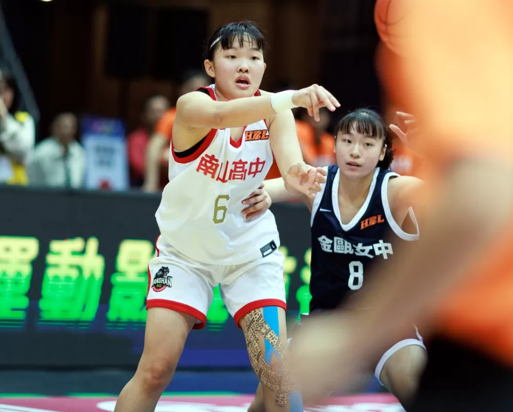 南山楊巧聿挹注22分14籃板「雙十」。