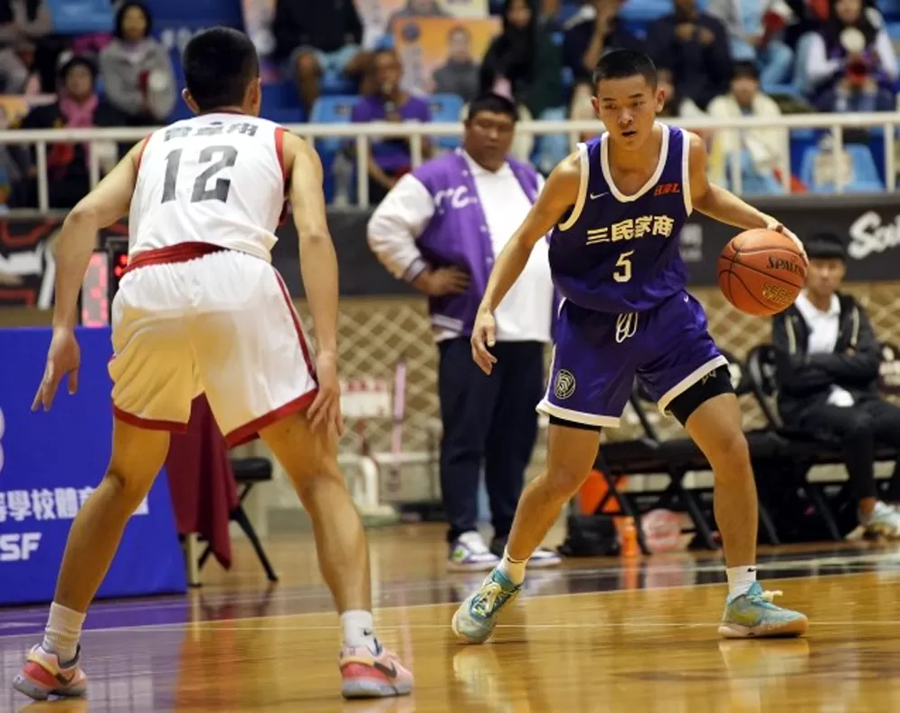 三民葉仁豪3記三分球 。