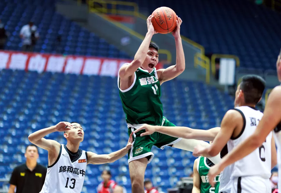 「高苑羅德曼」姜宇謙鋒姜宇謙14籃板首「雙十」。