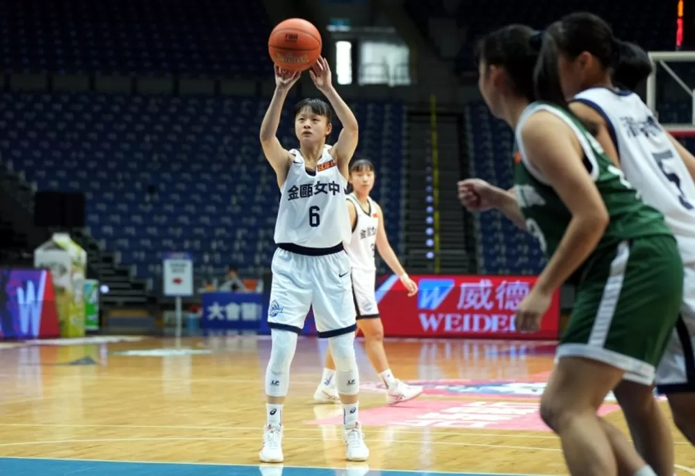 金甌高二主控劉亭瑜三分球9 投中4飆16分。