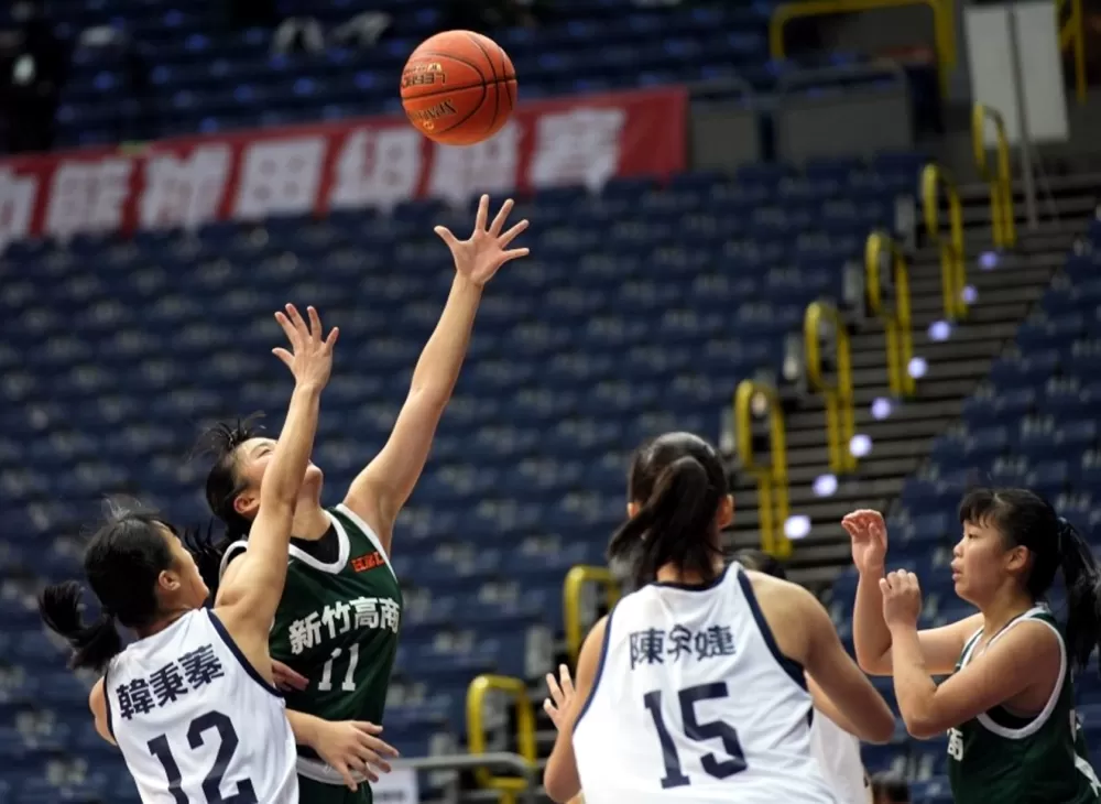 竹商許馨云打滿40分鐘，拿25分13籃板「雙十」。