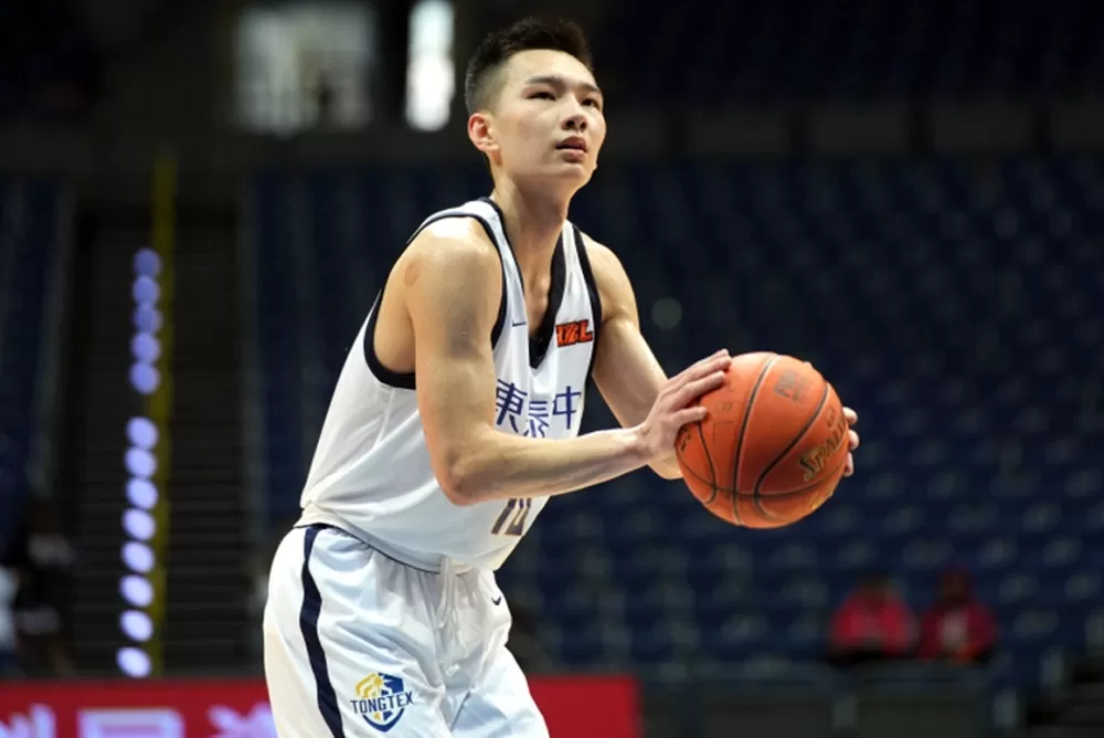 東泰傅宥翔首節連5外線全場7枚31分10助攻雙新高，