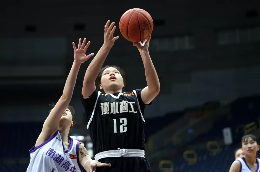 高二中鋒廖秀珍22分18籃板連3場「雙十」。