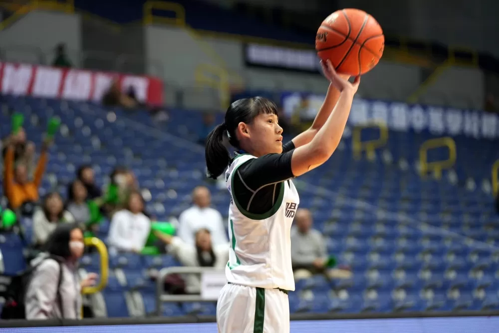 陽明何采琪19分。