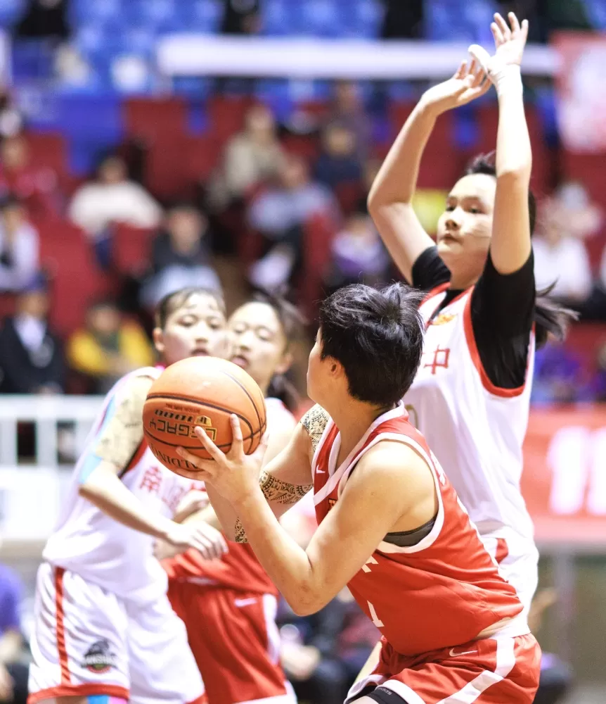 南山的安康學姊妹檔高一菜鳥蘇穎（右）17分12籃板「雙十」 。