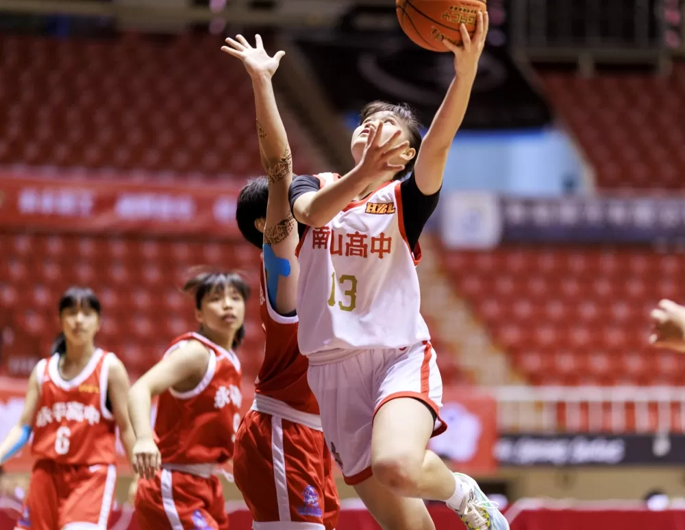 南山的安康學姊妹檔林紜葶18分17籃板「雙十。。