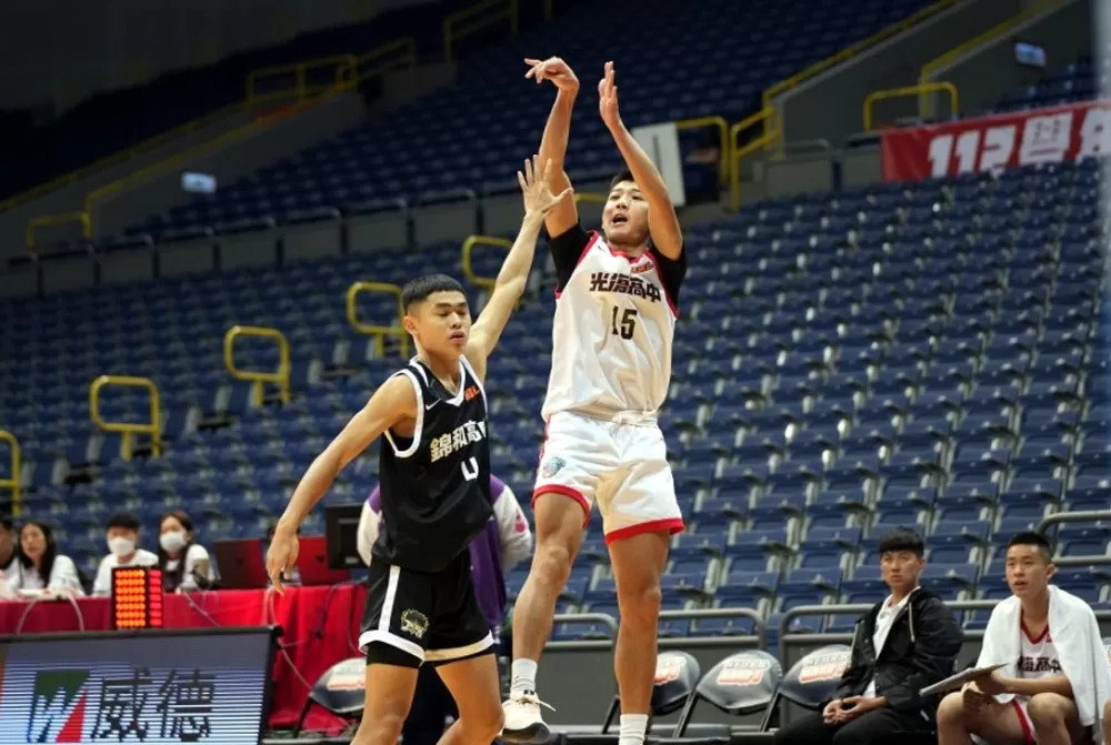 光復111學年上季冠軍賽MVP謝銘駿，20分8籃板及助攻、抄截各5。