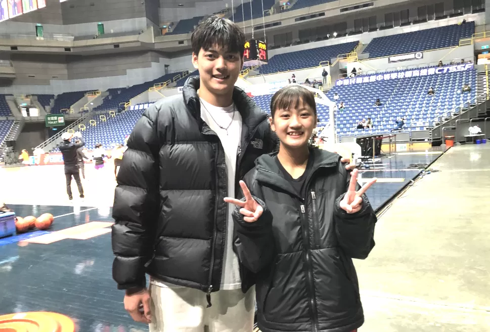 放耶誕假返台南下高雄探班葉惟捷、葉侑璇兄妹情深。