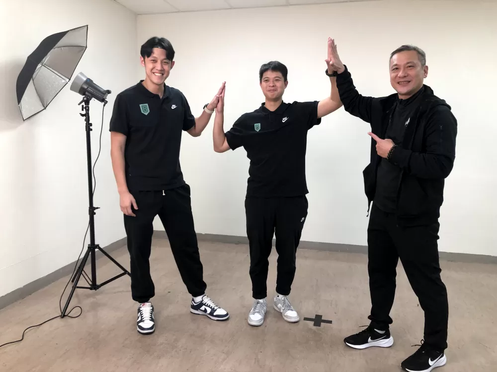 松山黃萬隆（右）、主帥葉韋喬（中）傳承。