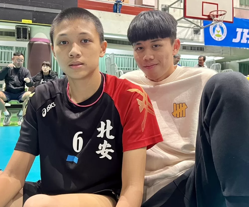 林炫諭（左）和哥哥羅文夆。