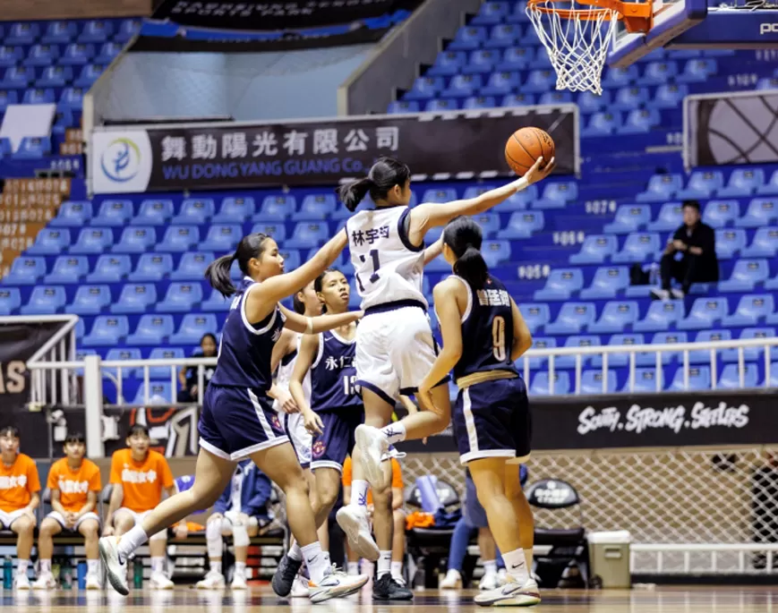 林宇涵飛身上籃。