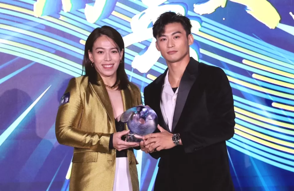 舉重選手郭婞淳頒發最佳男運動員獎予柔道選手楊勇緯(右)。體育署提供。下同。