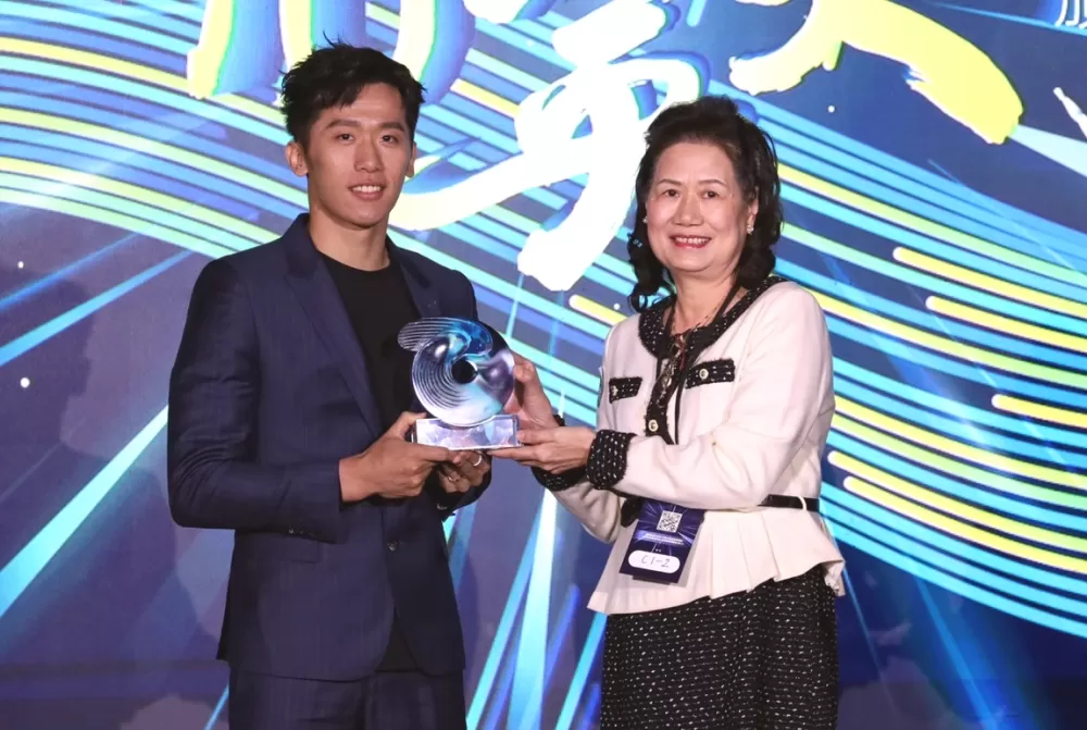 體操選手李智凱(左)頒發最佳女運動員獎由連珍羚母親代領獎座(右)。