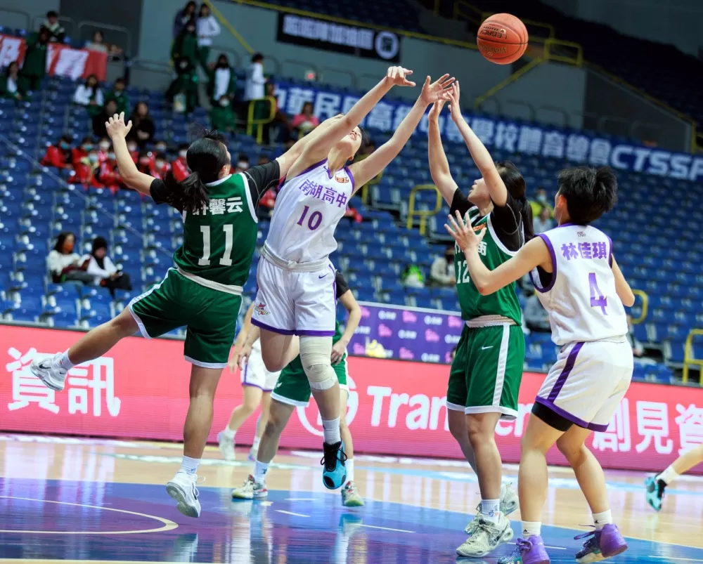 竹商南湖籃下攻防。