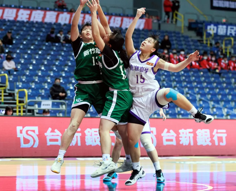 竹商南湖攻守如跳三人舞。