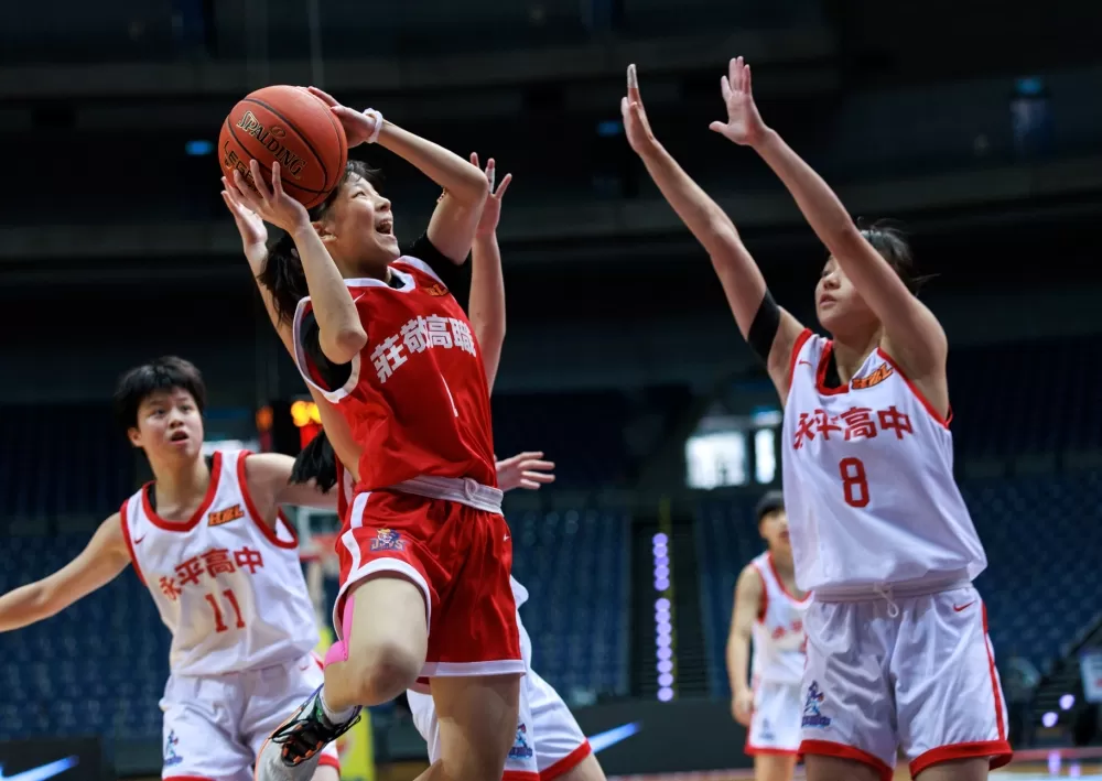 永平莊敬籃下攻防。