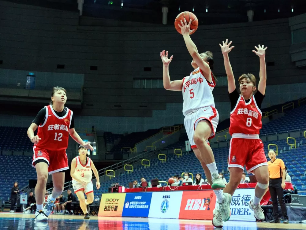 永平李玟萱飛身上籃。