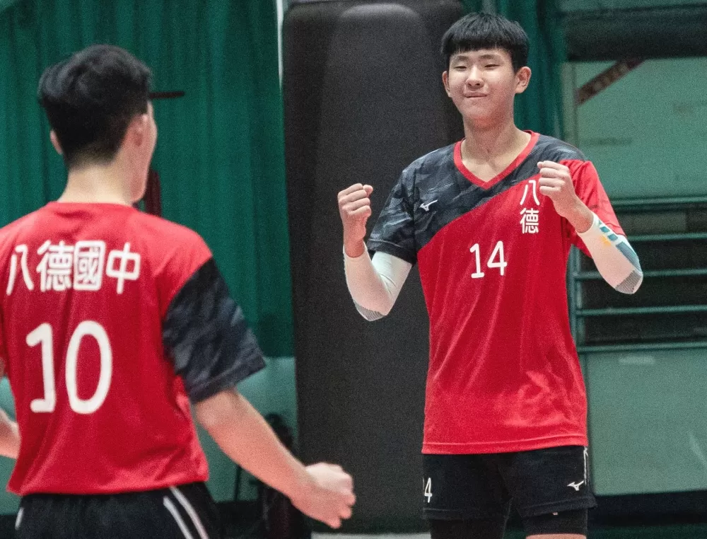 八德主攻手楊祐豊（右）貢獻30分。
