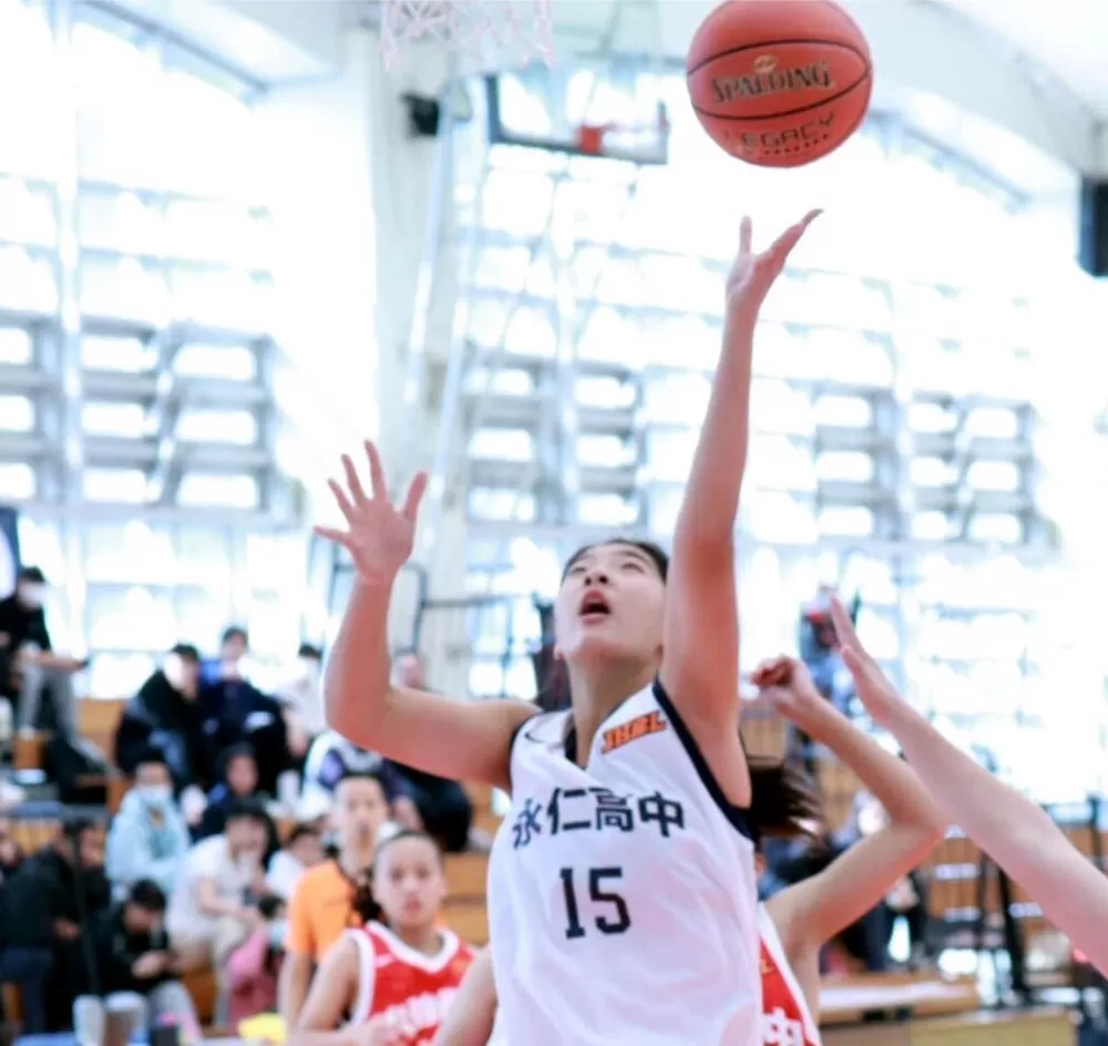 13歲188公分菜鳥喬麗爾生涯首戰32籃板第1人第3高。