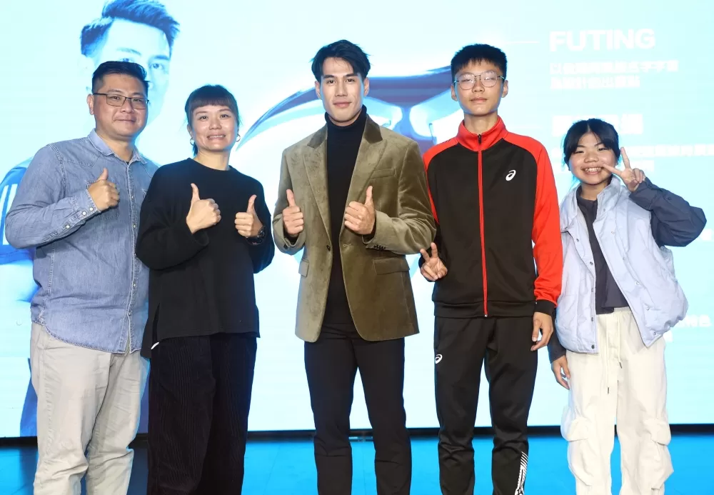 有幸和偶像楊俊瀚（中）合影，也練短跑的江翊安（右二）和家人超開心。林嘉欣／攝影。