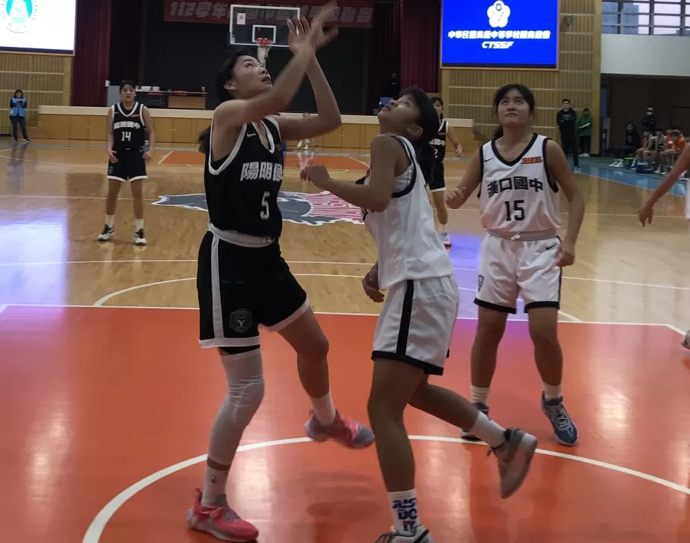 陽明JHBL首嘗鮮的吳昕恩（左）25分26籃板「雙20」生涯頭一遭。