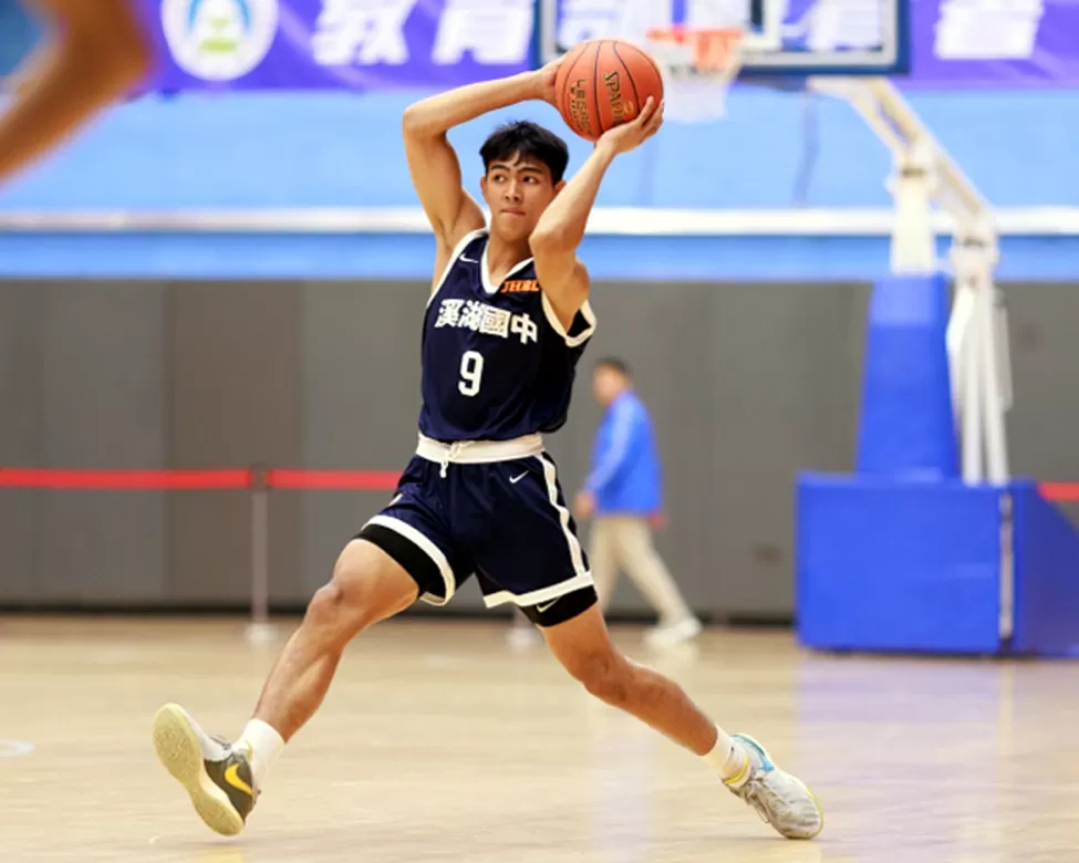 溪湖何鉦凱11分19籃板13助攻「大三元」外帶18失誤另類「大四喜」。