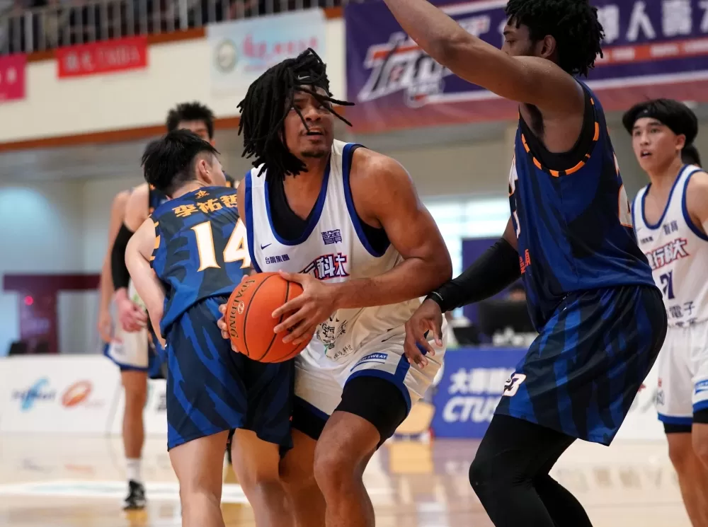 健行科大史密斯19分19籃板。大專體總提供。下同。