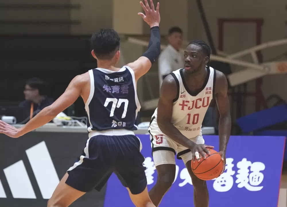 輔仁大學凱德爾20分22籃板。