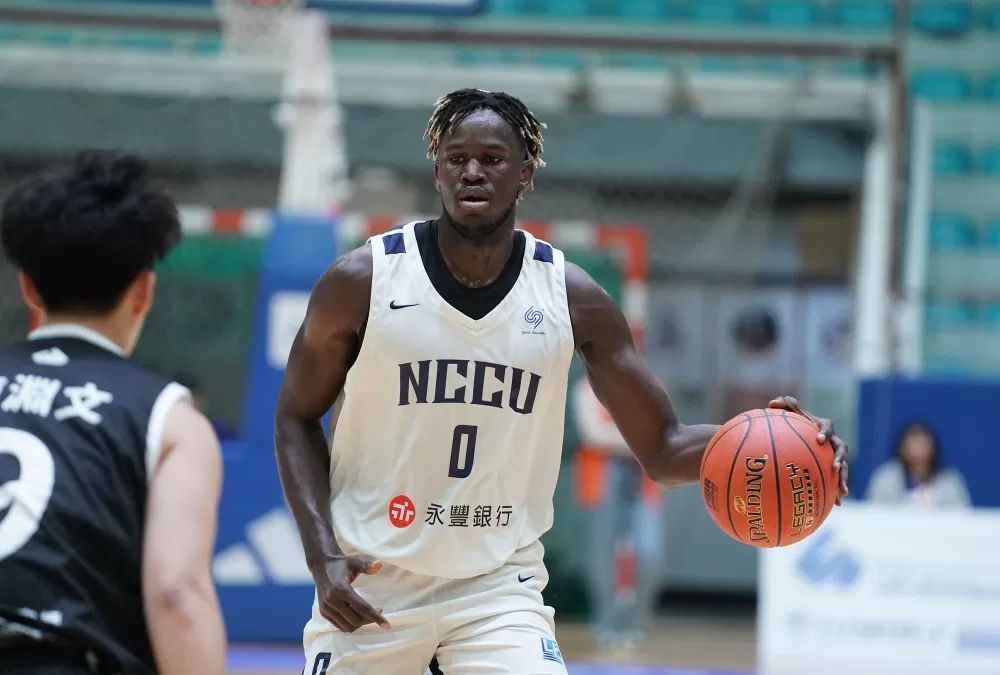 政大莫巴耶25分14籃板。