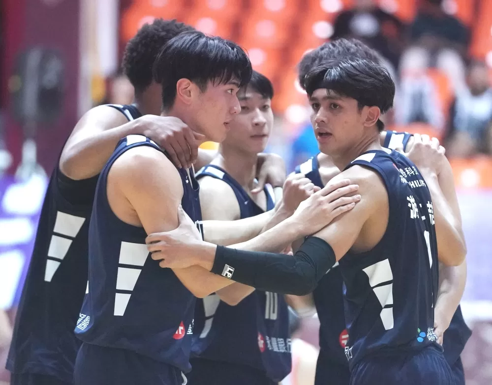 政治大學寫人氣球隊三連霸。大專體總提供。下同。