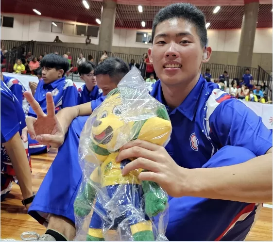 危宇澤秀出自己的勝利吉祥物。