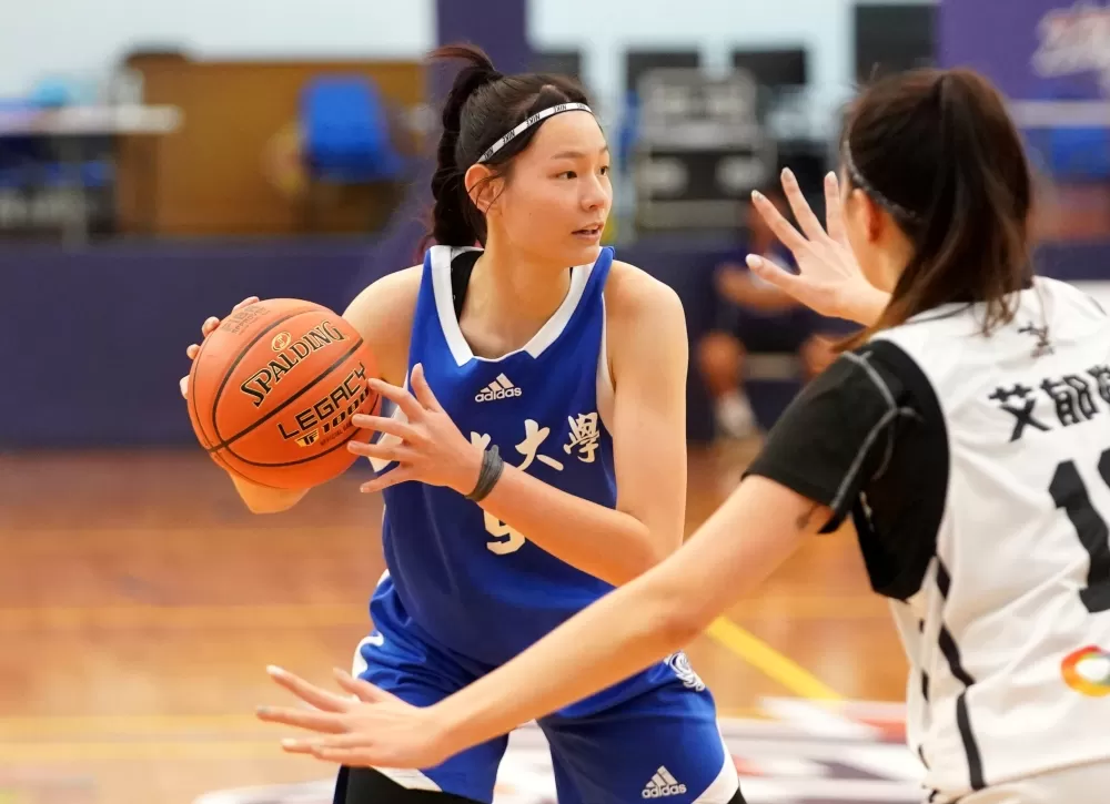 文化郭虹廷31分12籃板。大專體總提供。下同。