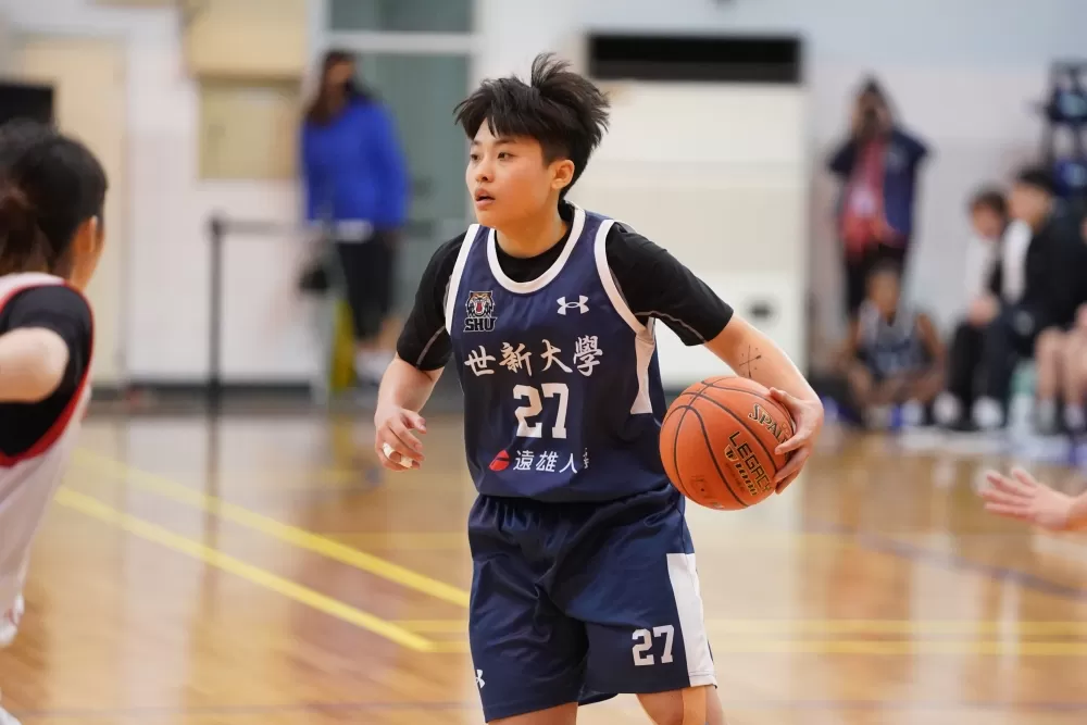 世新李盈潔14分8籃板。