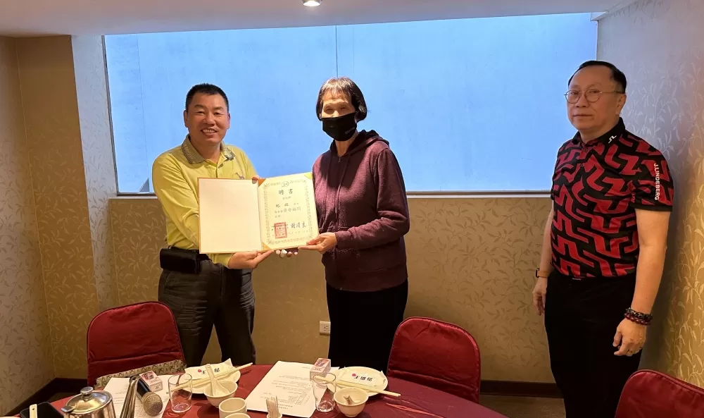 謝清良理事長(左)、劉家瑜秘書長(右)與榮譽顧問「飛躍羚羊」紀政(中)合影(中華民國運動與休閒協會提供)。