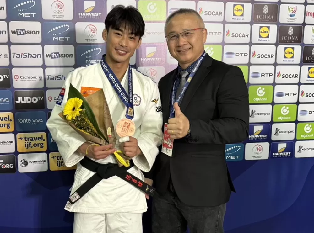 楊勇緯葡萄牙大獎賽奪牌後，與總教練劉文等合影分享喜悅。澄禹行銷／提供。