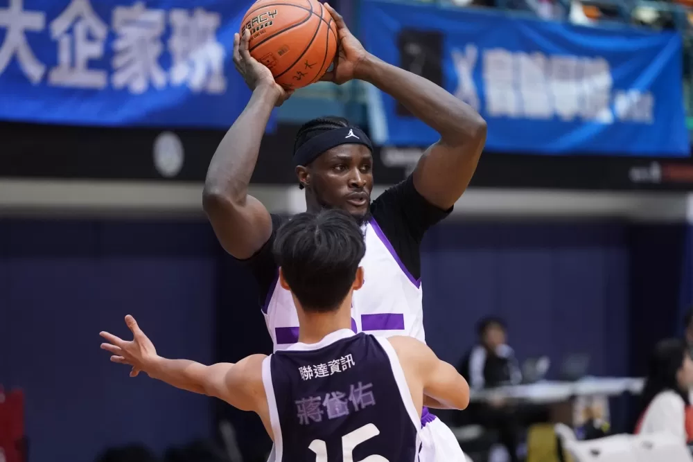 文化大學阿美27分21籃板4阻攻。