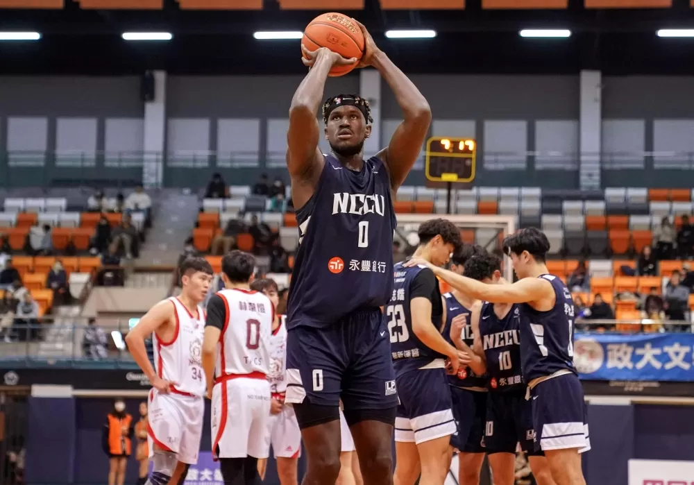 政大莫巴耶27分12籃板。